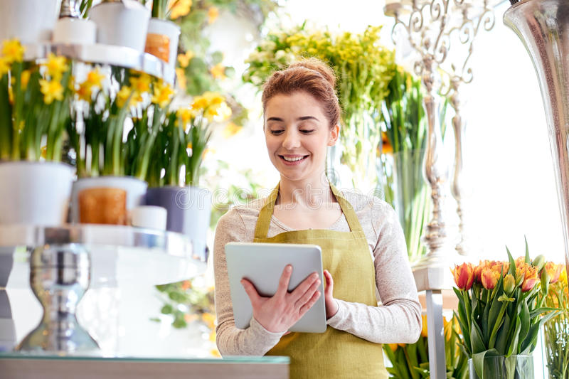 Esta imagen tiene el atributo alt vacío; su nombre de archivo es mujer-con-el-ordenador-de-la-pc-de-la-tableta-en-la-floristeria-70116410.jpg